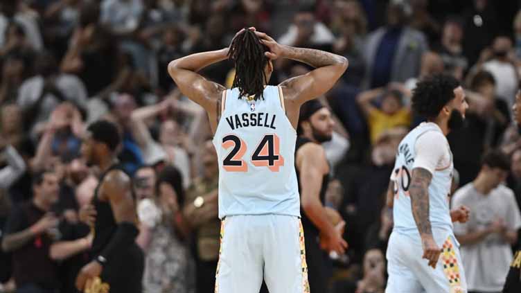 Mitchell, Mobley help Cavaliers beat Spurs 114-113, close within a game of sealing East's best mark
